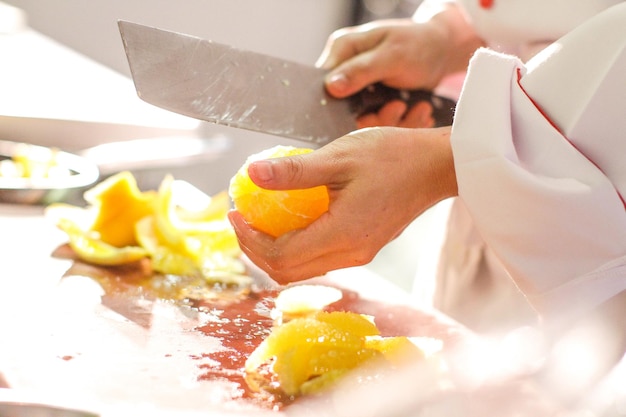 Kucharz przygotowujący danie